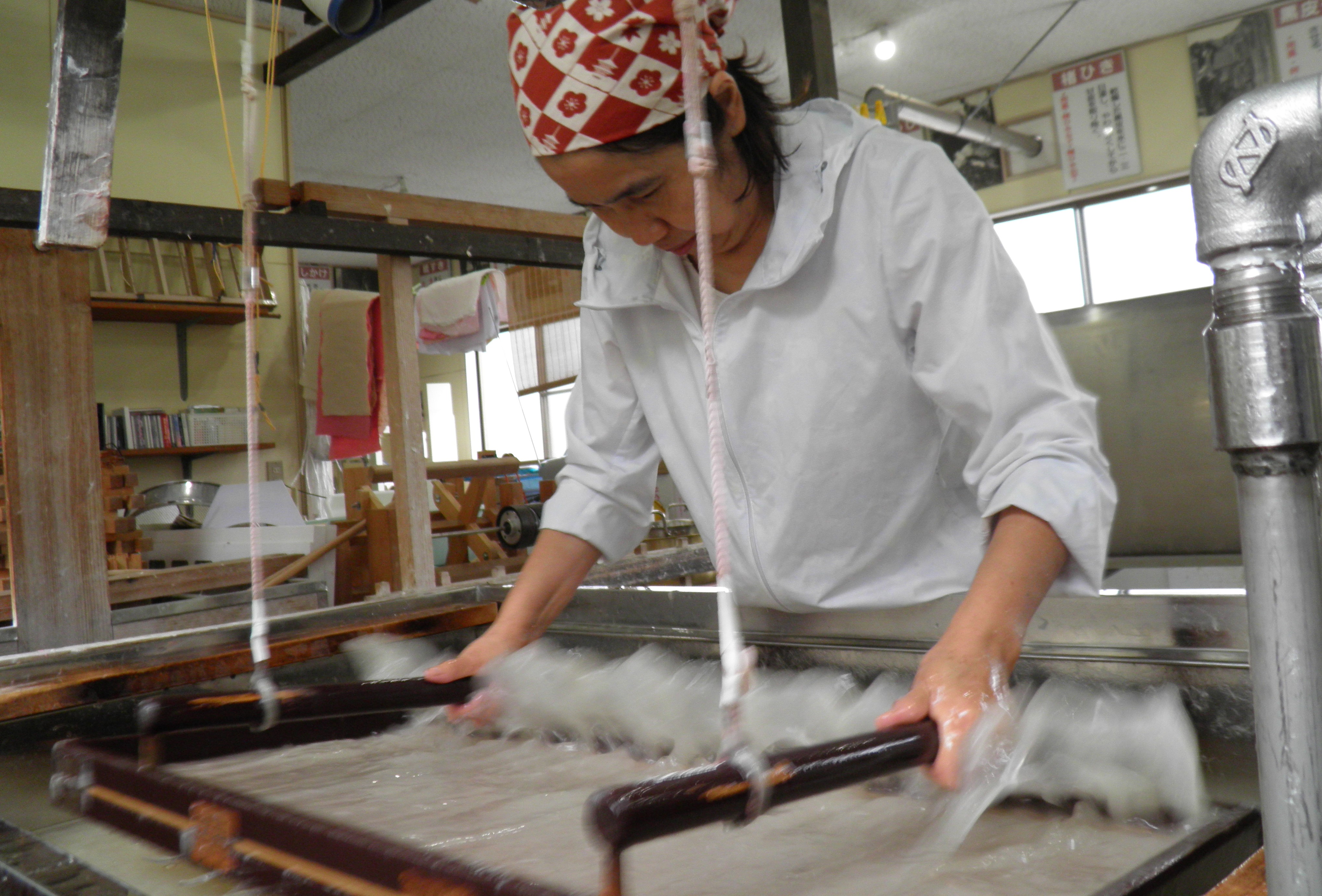 サムネイル：髙橋　惠（深山和紙）