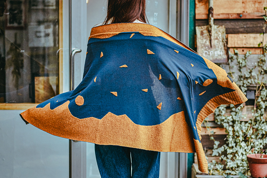 ストール羽織る人