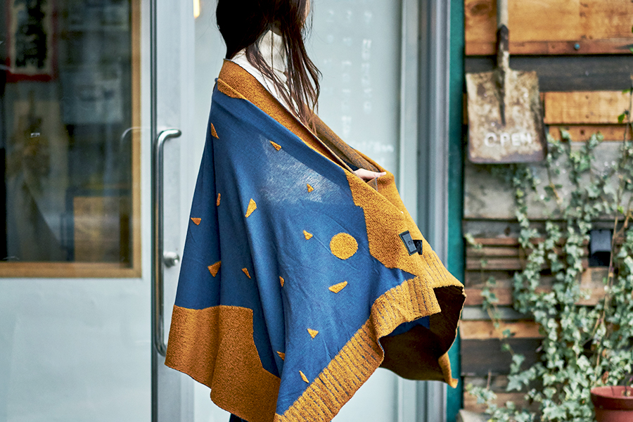 ストール羽織る人